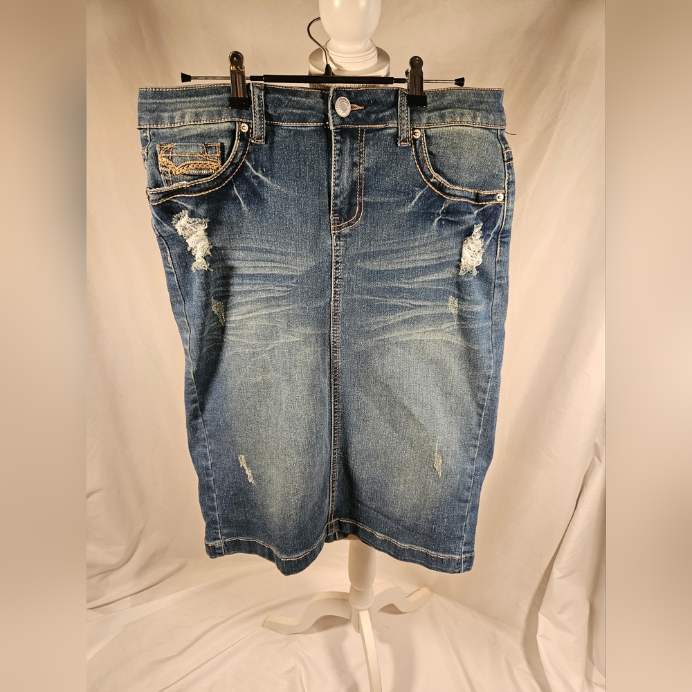 Be girl destroyed denim skirt size Medium